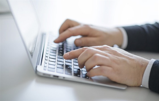 Internet zaplavují falešné e-shopy. Zboží nepošlou a z karty strhnou víc