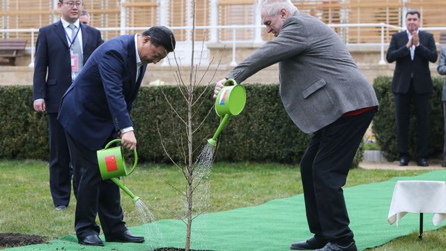 Huawei musí pracovat pro čínské tajné služby. Zeman je obchodní agent Číny