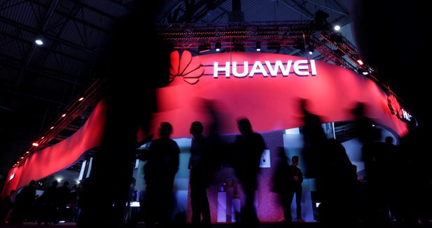 USA vyšetřují Huawei, před riziky varují i Němci. Zeman firmu bránil, kritiky měl “za chudáky”