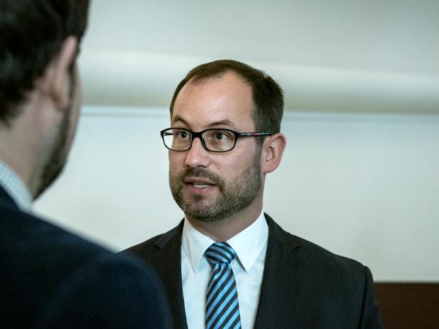 Poslanci Farský a Zaorálek, soudce Šámal. E-maily a hesla stovek politiků a úředníků lze koupit…