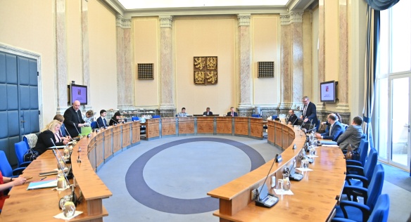 Vláda chce umožnit členům bezpečnostních sborů vydělávat mimo službu, zvyšuje také bezpečnost letišť