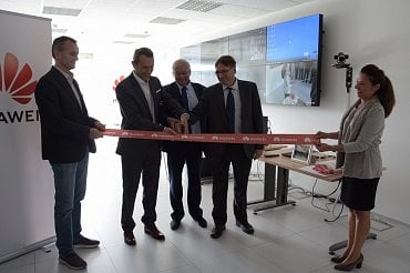 [článek] ČVUT končí spolupráci s Huawei. V Ostravě si vysoká škola partnerství s Číňany chválí