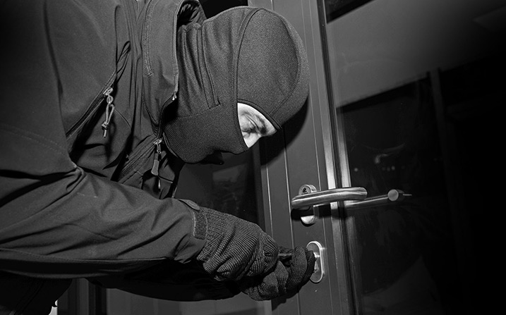 Nelegálne získavanie informácií pomocou skrytého pozorovania